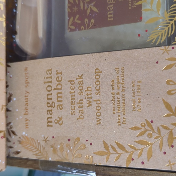 Magnolia & Amber Scented Bath Soak w/ Wood/ Scoop and Hand Care Collection - Picture 2 of 3
